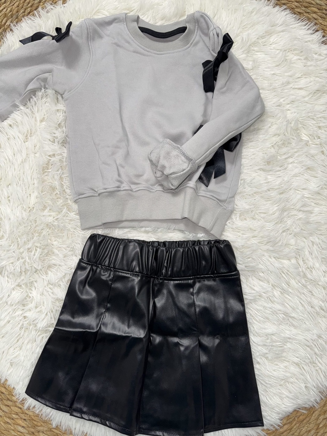 Sleeve Bows Set Light Grey - Girl (Black Leather Skirt)
