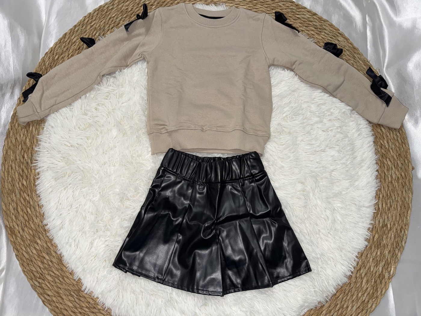 Sleeve Bows Set Beige - Girl (Black Leather Skirt)