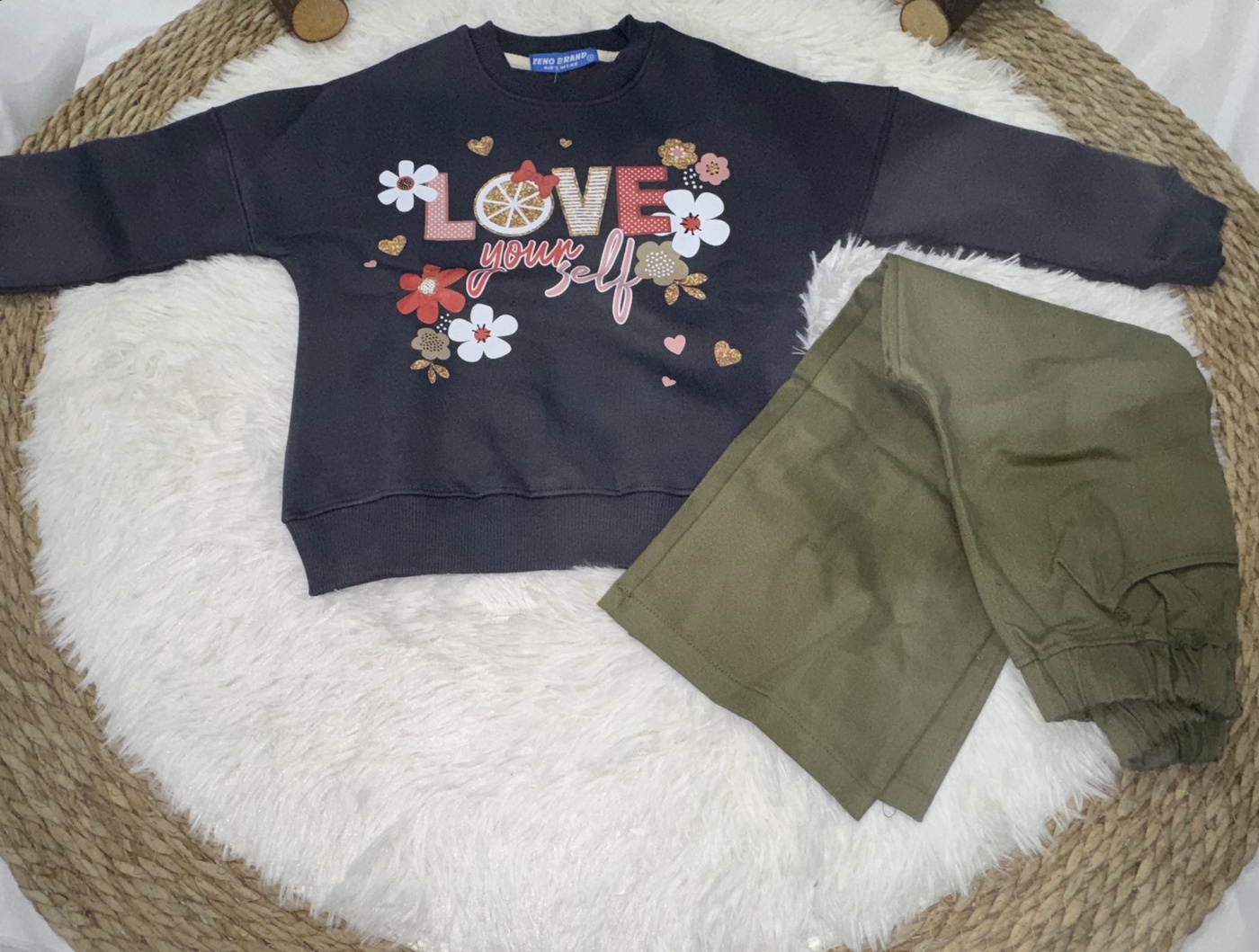 Love Yourself Set Black - Girl (Olive Green Pants)