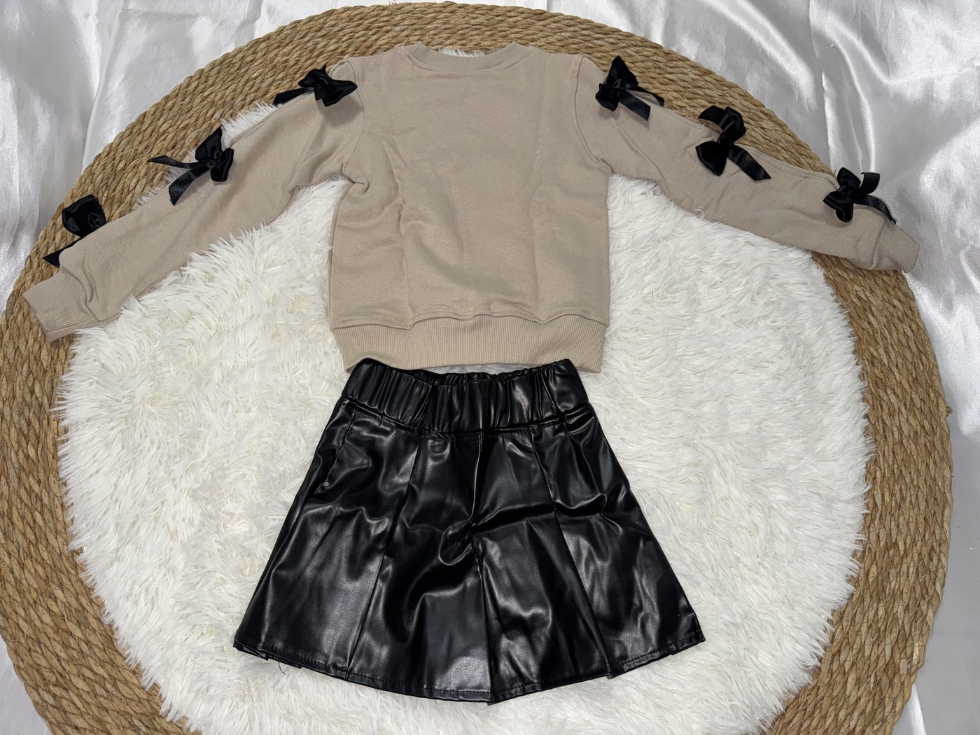 Sleeve Bows Set Beige - Girl (Black Leather Skirt)