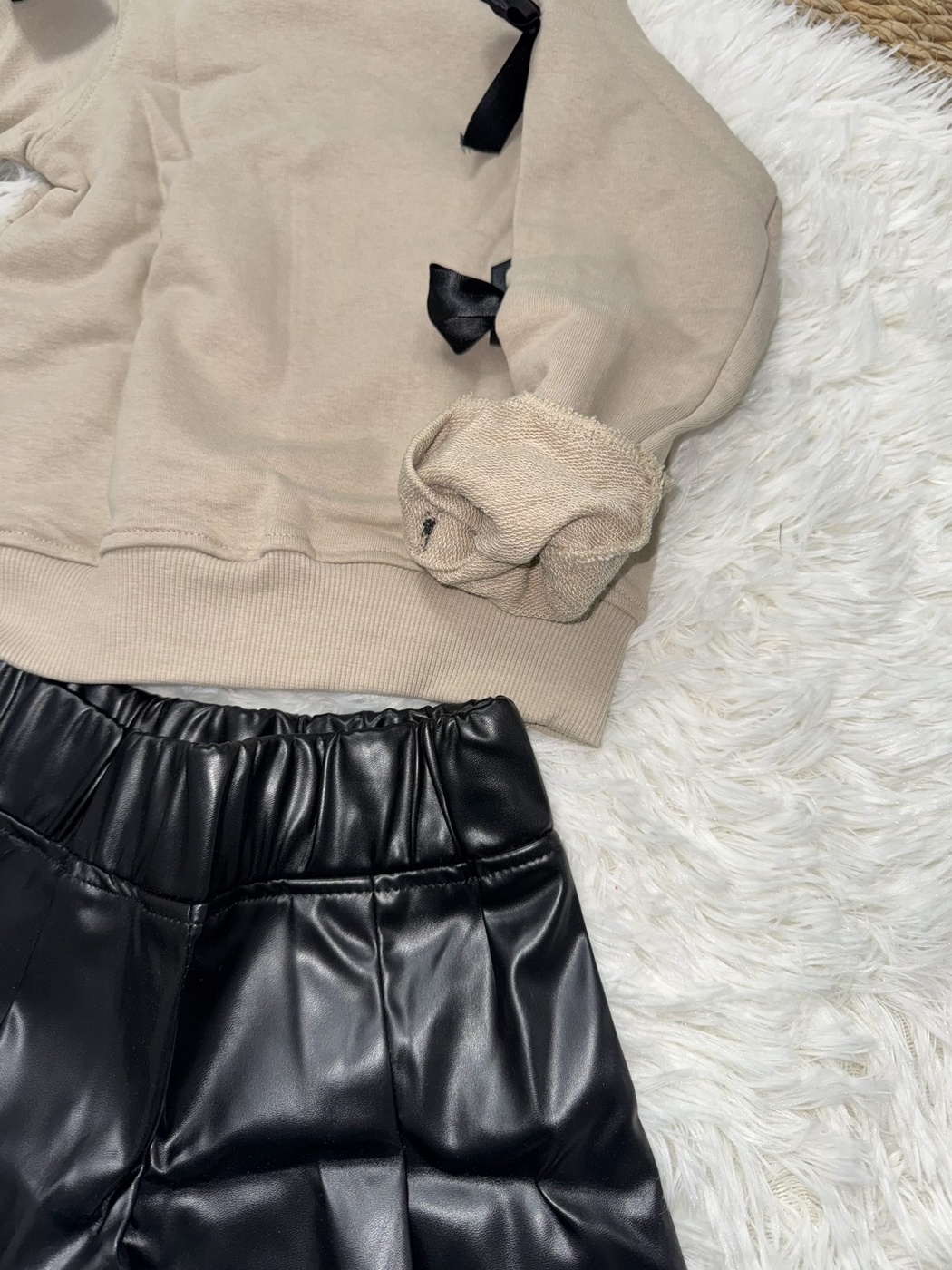 Sleeve Bows Set Beige - Girl (Black Leather Skirt)