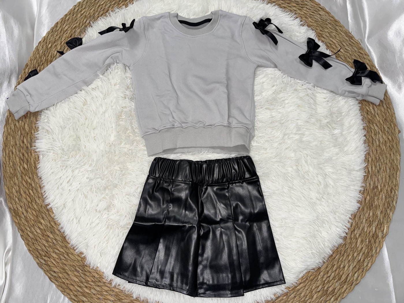 Sleeve Bows Set Light Grey - Girl (Black Leather Skirt)